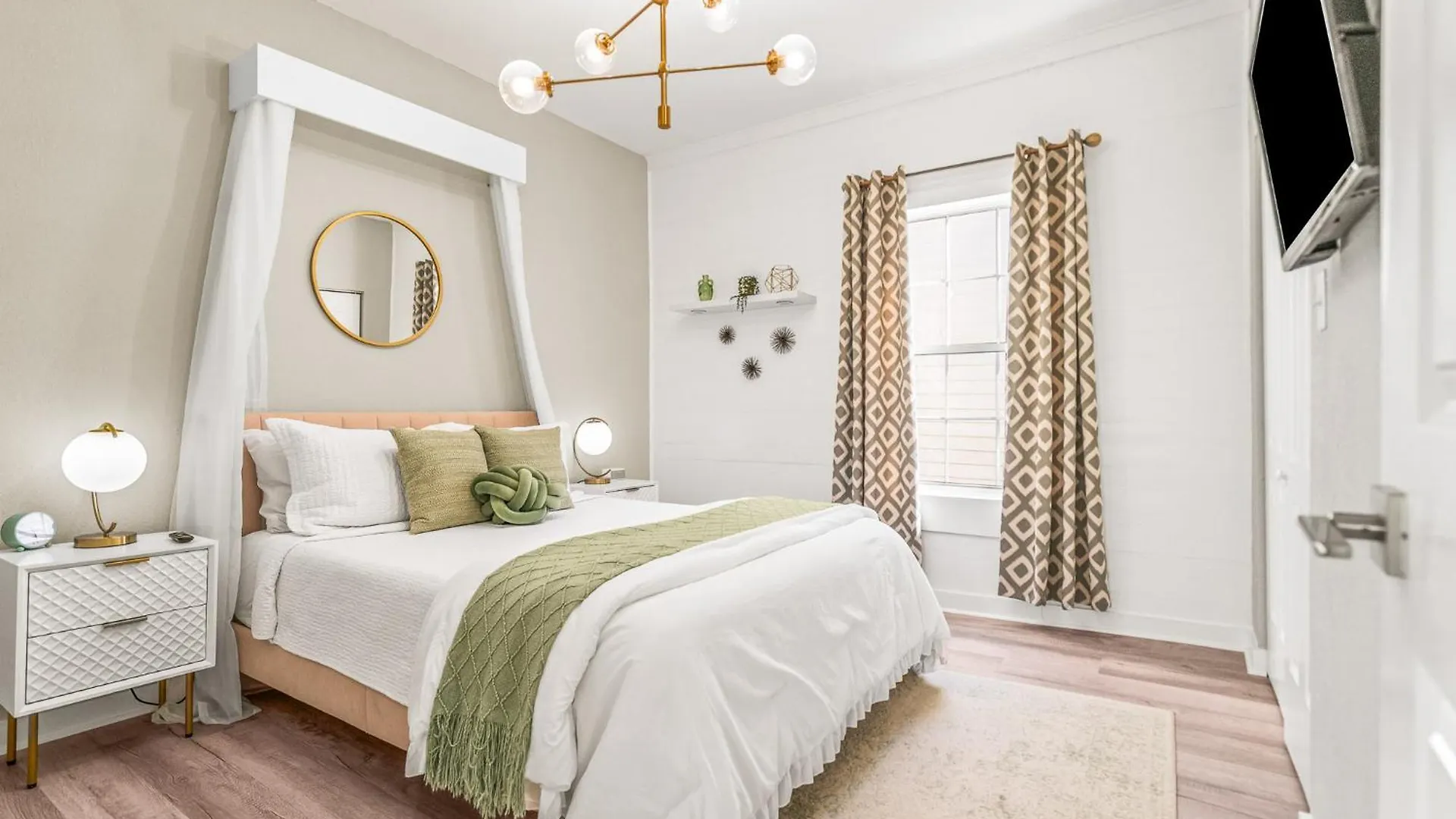 The Sapphire Downtown, Pensacola'S Hidden Gem Villa