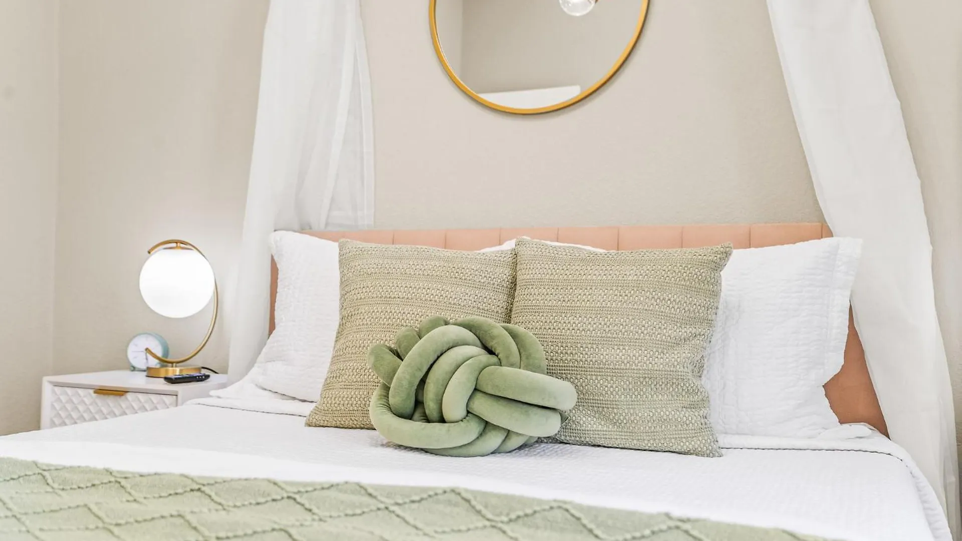The Sapphire Downtown, Pensacola'S Hidden Gem Villa